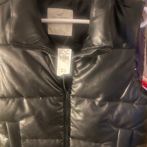 Hollister (Small) Black Contemporary Quilted, Chunky, Casual Puffer Vest - Picture 4 of 11